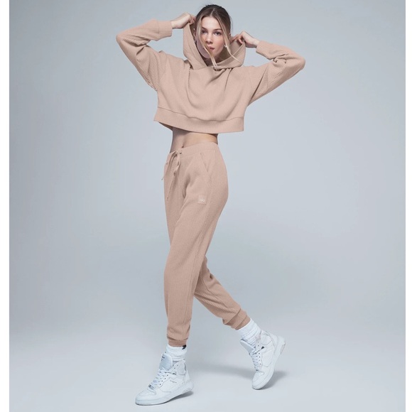 ❌SOLD❌ NWOT Alo Yoga Muse Sweatpant in Dusty Pink - Picture 4 of 8